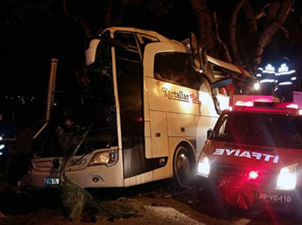 В Турции автобус протаранил столб: минимум 17 погибших