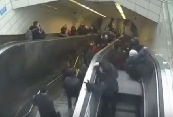 На YouTube попало видео, как эскалатор "зажевал" пассажира в Стамбуле