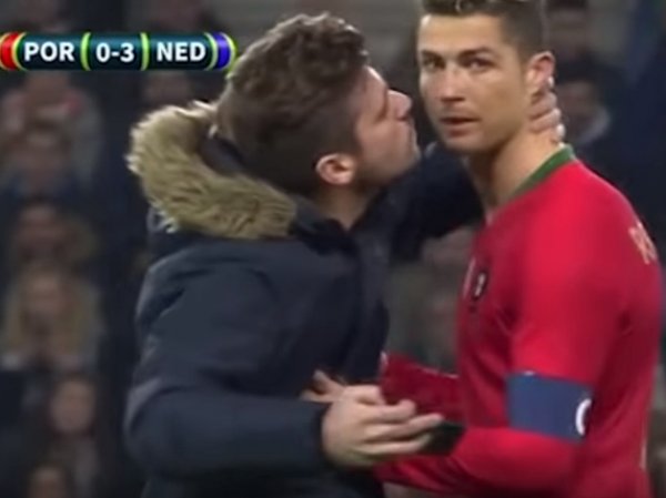 На YouTube появилось видео с фанатом, поцеловавшим Ронадлу на поле прямо во время матча