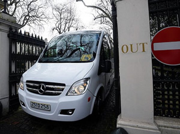Высылаемые из Лондона дипломаты покинули посольство под "Прощание славянки"