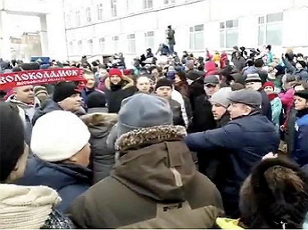 В Волоколамске разъяренная толпа избила главу района после инцидента на полигоне "Ядрово"