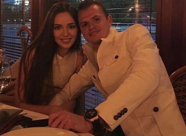 Новая жена Дмитрия Тарасова перестала скрывать беременность