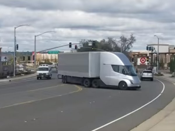 На YouTube показали видео, как грузовики Tesla грубо нарушают правила на дороге