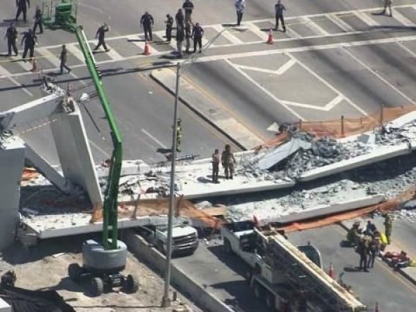 YouTube видео момента обрушения пешеходного моста в Майями появилось в Сети