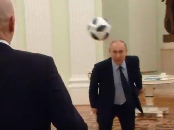 YouTube в восторге от видео, как Путин жонглировал мячом с главой FIFA в Кремле