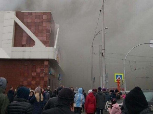 Пожар в Кемерово: охранник сгоревшего ТЦ "Зимняя вишня" рассказал о хлопке, восстановив ход трагедии