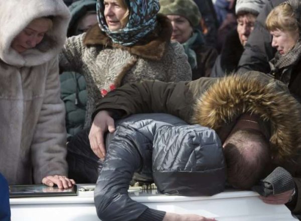 Похороны в Кемерово: сегодня город продолжает прощаться с погибшими в "Зимней вишне" (ВИДЕО)