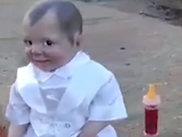 YouTube напугало видео с "дьявольской куклой" на кладбище в Бразилии
