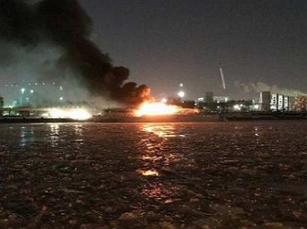 В Москве загорелось судно на Нагатинской набережной