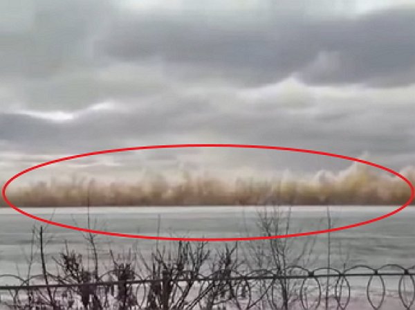 На YouTube появилось видео, как мощный взрыв на реке Иртыш выбил стекла в квартирах