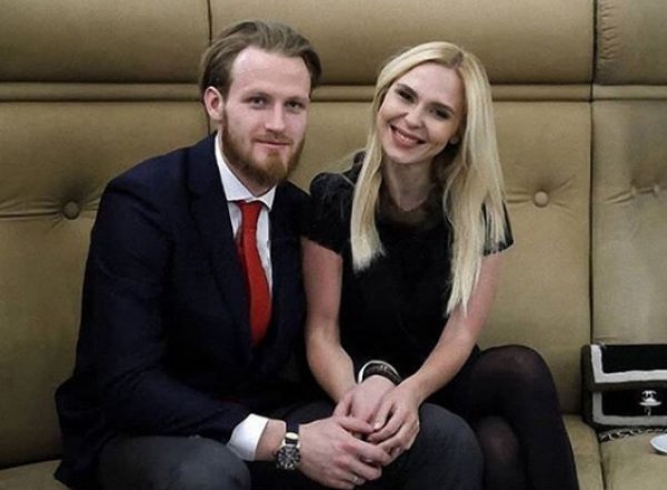 Пелагея и Телегин попали в скандал: хоккеиста застали за поцелуями с другой женщиной