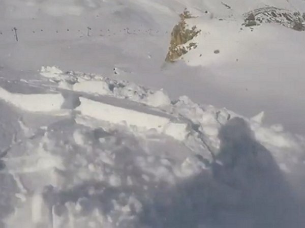 На YouTube опубликовано видео спуска сноубордиста с горы во время лавины