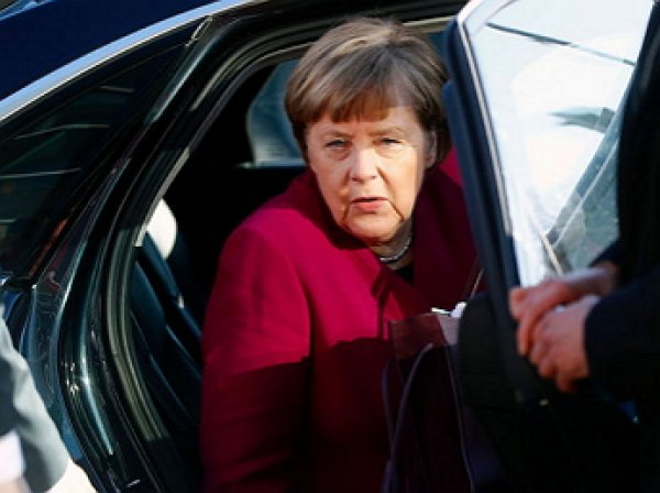 Нападение на Меркель в Берлине попало на видео