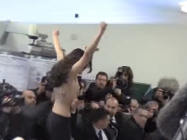 На YouTube попало видео, как активистка Femen разделась перед Берлускони