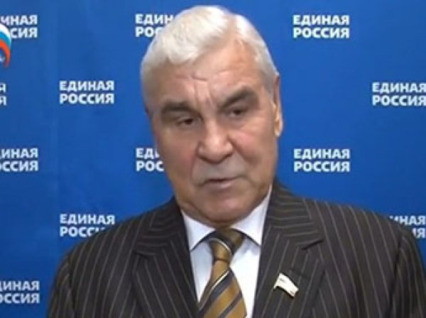 Депутат Госдумы посоветовал журналисткам "прижать хвосты" и не показывать "разные части тела"