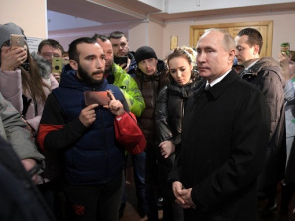 Путин посетил пострадавших при пожаре в ТЦ "Зимняя вишня" в Кемерово
