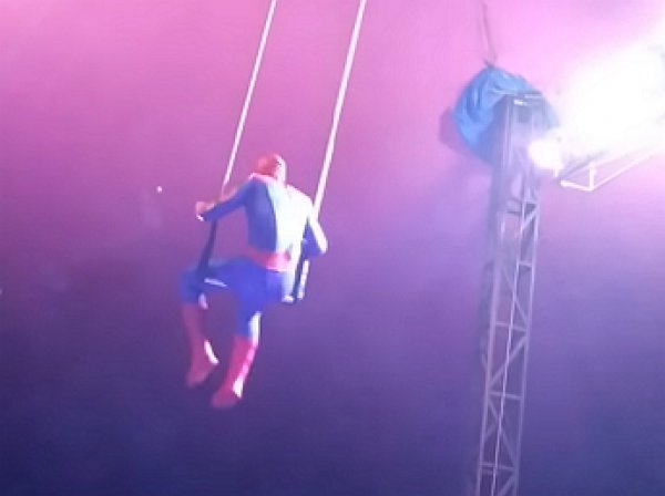 На YouTube появилось видео падения "человека-паука" из-под купола цирка