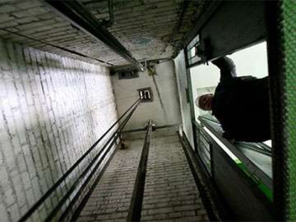 В Подмосковье упал лифт с пятью рабочими