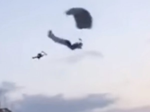 На YouTube появилось видео смертельного падения парашютистки в Мексике