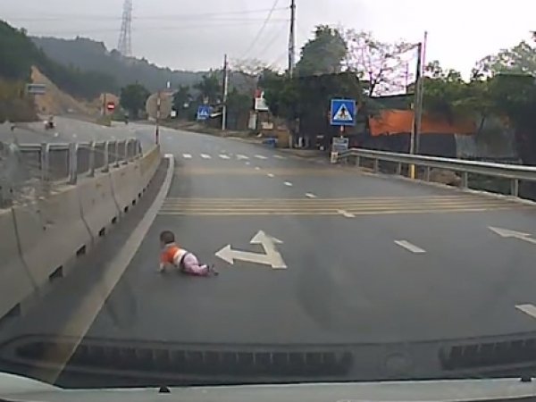 На YouTube появилось видео спасения младенца, ползавшего по оживленной трассе