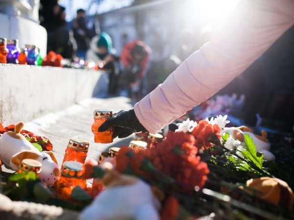 Похороны в Кемерово: сегодня город прощается с жертвами пожара в ТЦ "Зимняя вишня" (ВИДЕО)