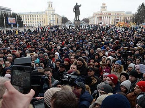 Тулеев в разговоре с Путиным назвал митингующих в Кемерове "бузотерами" и "оппозицией"