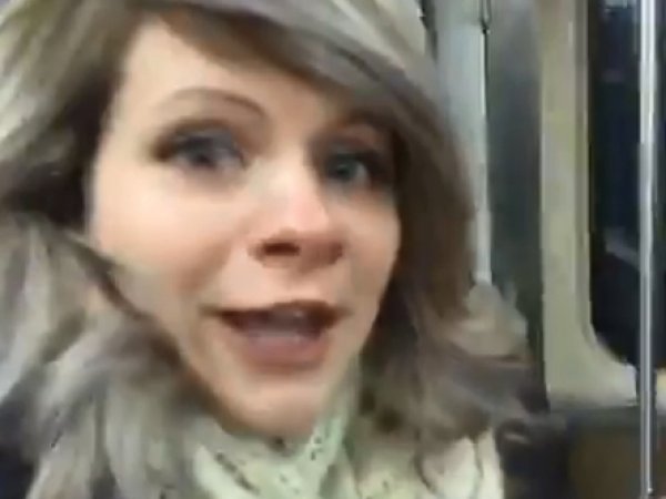Видео с поющей в поезде метро девушкой стало хитом в Сети