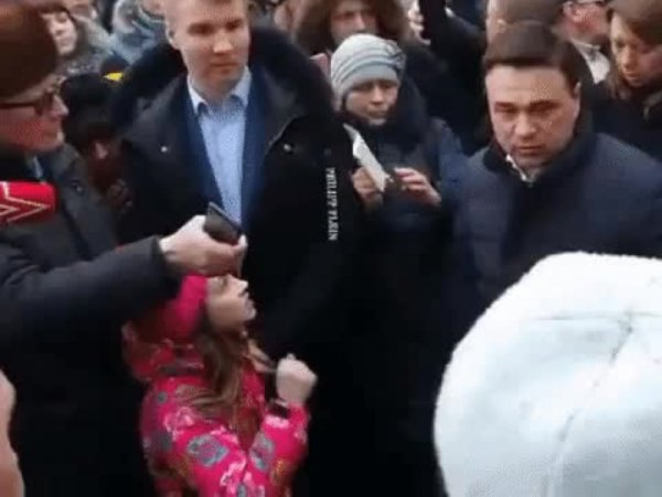 "Она на всех митингах была": мама угрожавшей губернатору Воробьеву девочки объяснила ее поступок
