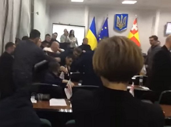 Видео мордобоя украинских депутатов под флагом ЕС рассмешило YouTube