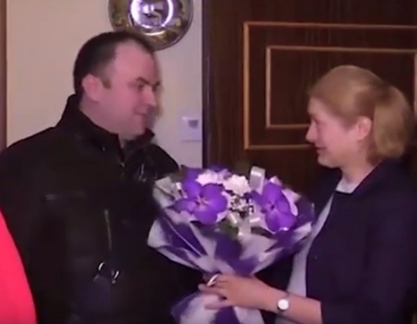 В Петербурге улыбающийся чиновник с цветами поздравил женщину с годовщиной теракта