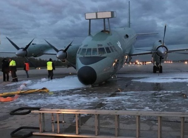 В Сети появилось видео аварийной посадки Ил-38 на "брюхо" без шасси в Жуковском