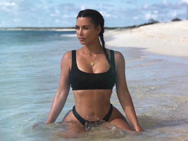 Фанаты раскритиковали Ким Кардашьян за откровенное фото в Instagram ради рекламы
