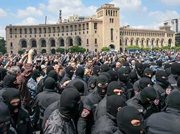 В Армении оппозиция после массовых задержаний возобновила акции протеста