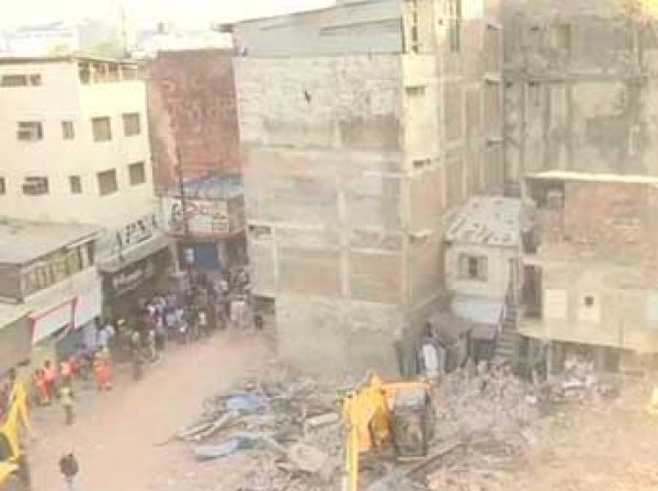 В Индии автомобиль обрушил здание гостиницы: минимум 10 погибших