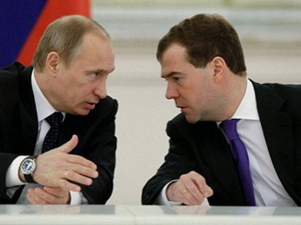 СМИ выяснили, на каких условиях Медведев сохранит кресло премьер-министра после инаугурации Путина
