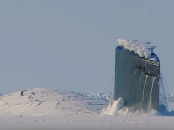 На YouTube опубликовали видео, как атомная подлодка США пробивает лет Арктики