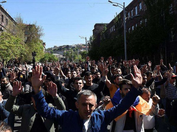 В Армении объявили "бархатную революцию": накануне в Ереване прошли столкновения с полицией (ВИДЕО)
