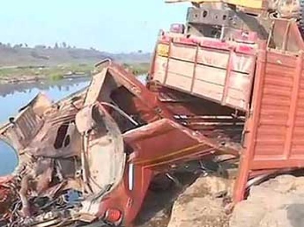 В Индии грузовик упал с моста: погиб 21 человек