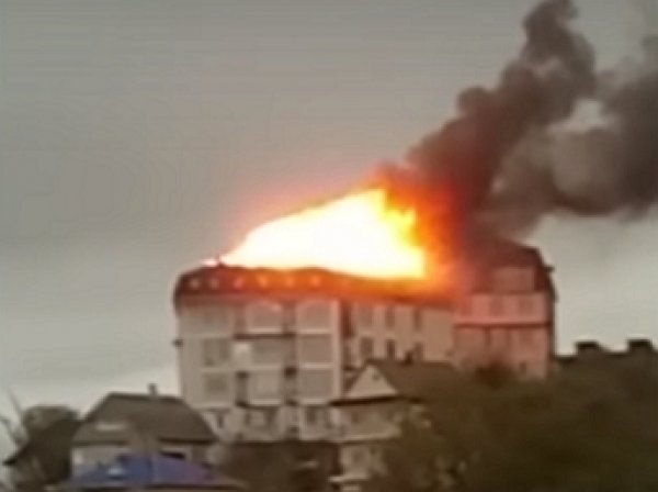 В Сочи горит многоквартирный дом