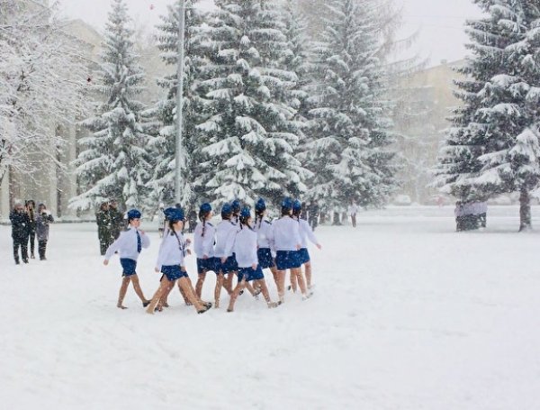 В Екатеринбурге девушки в мини-юбках маршировали по снегу на репетиции парада