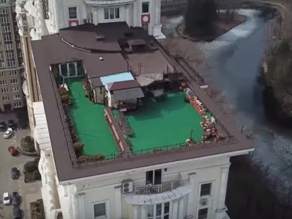 Начальник ТСЖ построил виллу на крыше многоэтажки в Москве