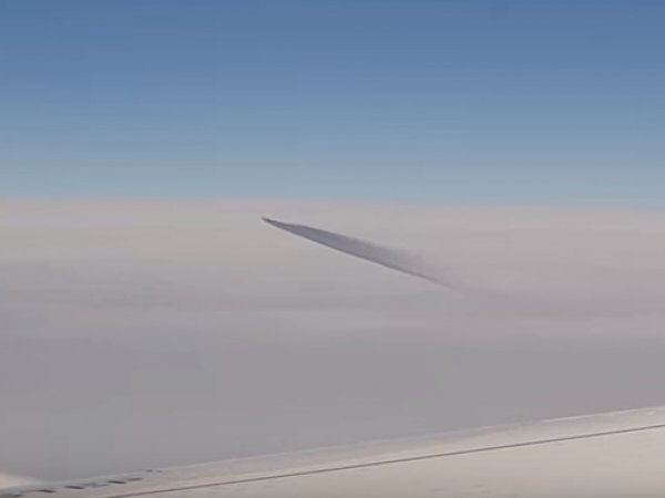 Пассажир самолета опубликовал на YouTube видео НЛО, преследующий лайнер