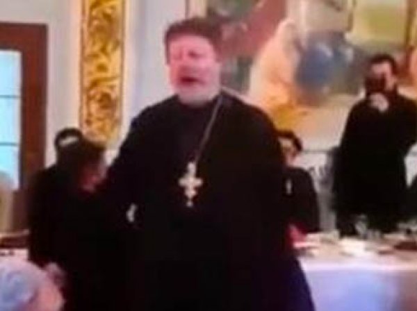 Патриарх Кирилл потребовал от спевшего "Мурку" в храме священника уехать из Москвы