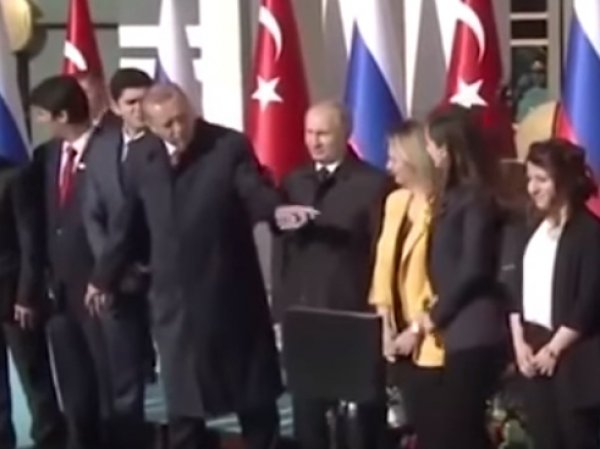 На YouTube появилось видео, как Эрдоган "увел" девушку у Путина ради фото