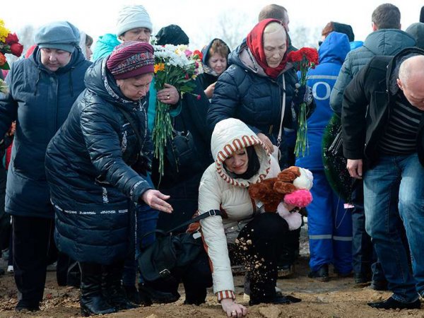 "Просто отстаньте": СМИ рассказали, как кемеровчане переживают трагедию в "Зимней вишне"