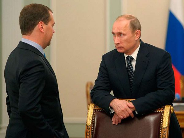 Медведев доложил Путину о стабильной экономической ситуации в стране