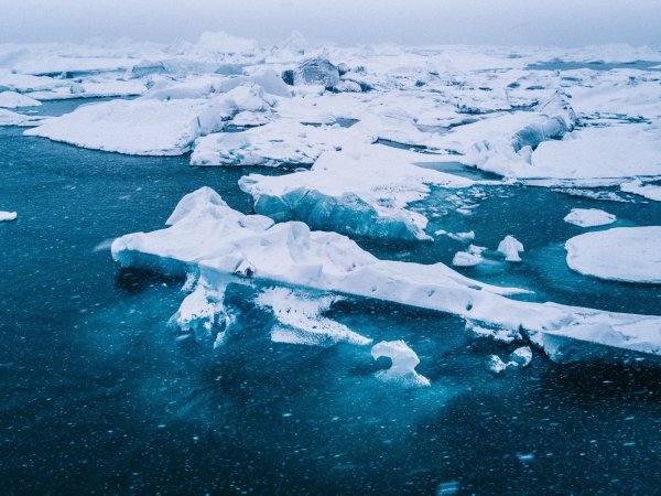 Ученые NASA нашли странные отверстия во льдах Арктики