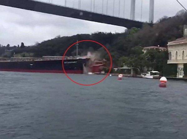 Вышедший из России танкер врезался в особняк на Босфоре в Стамбуле