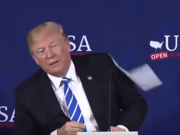 На YouTube появилось видео, как Трамп демонстративно выбросил листок с речью