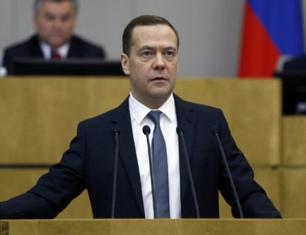 Медведев утвержден премьером большинством голосов в Госдуме
